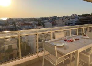 Krystalli 3BR apartment in Voula by ΜΡS