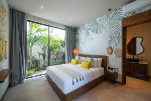 Villa Yellow Moon, A Tropical 3BR Sanctuary in Uluwatu
