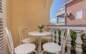 Cozy Apartment In Srima With Wifi 