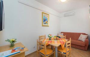 Cozy Apartment In Srima With Wifi