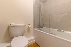 Modern & comfy 4 bedrooms Corby house free parking