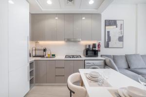 StayShort - Meydan Apartment Sleeps 2 with Huge Balcony