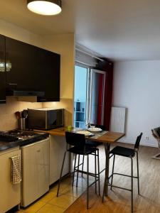 Studio cosy avec Balcon - 20 min de Paris en Métro