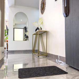 Elegantly furnished three bedroom apartment withmodern facilities ,modern swimming pool ,fully equipped gym, children playground area and close proximity to major shopping centers and gourmet restaurants