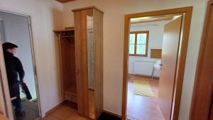 CROWN LIVING Krumbach Apartments - Ideal für Feriengäste, Geschäftsreisende und Monteure, Self Check-in, Parkplatz, Küche