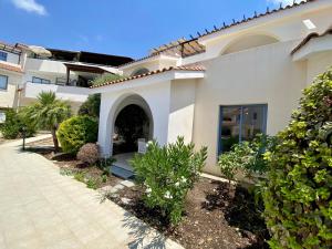 Poolside Two Bedroom Apartment in Central Location