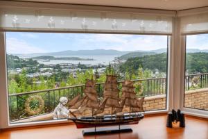 Spacious 4BD Home with Stunning Oban Views
