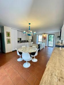 Maisons de vacances Manoir majestueux a Satillieu avec piscine privee : photos des chambres
