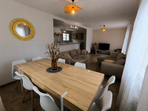 Maisons de vacances Maison calme avec piscine : photos des chambres