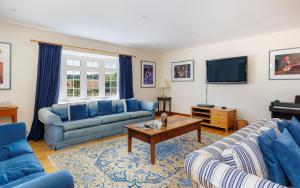 Charming Manor Pool House with Heated Pool, Tennis Court & Gardens - Isle of Wight Rural Countryside Escape