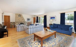 Charming Manor Pool House with Heated Pool, Tennis Court & Gardens - Isle of Wight Rural Countryside Escape