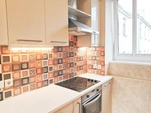 City heart, sunlit, free parking and bag storage