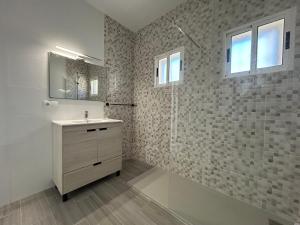 Villa with Pool, Chill-Out & BBQ