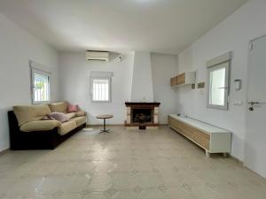 Villa with Pool, Chill-Out & BBQ