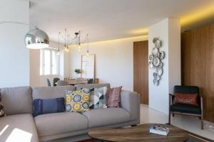 Architectural poetry in an unique 3bdrs view flat