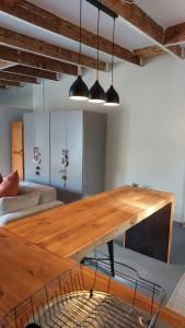 Beach Pebble - 200m walk to beach kite surfer paradise, work friendly, pet friendly - must request