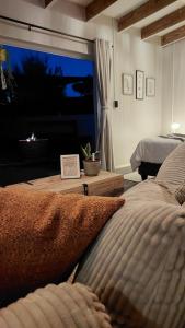 Beach Pebble - 200m walk to beach kite surfer paradise, work friendly, pet friendly - must request