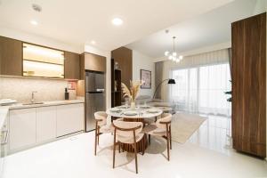 SettlerHomes - Iconic Palm View with Private Beach