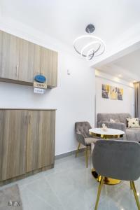 Cozy and Stylish 1 bedroom with a BONUS room with an extra BED