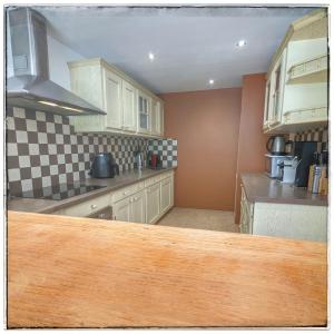 Bas de villa avec piscine à partager, sur la Côte dAzur