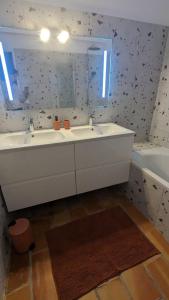 Bas de villa avec piscine à partager, sur la Côte dAzur