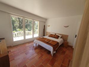 Bas de villa avec piscine à partager, sur la Côte dAzur