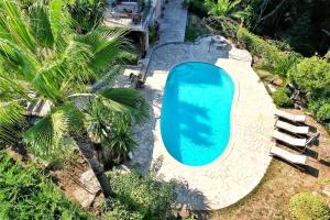 Bas de villa avec piscine à partager, sur la Côte dAzur