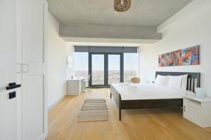 Cool Airy Modern 2bd2bath Parkingpoolgym! #219