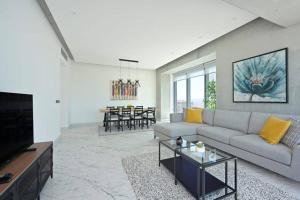 Cool Airy Modern 2bd2bath Parkingpoolgym! #219