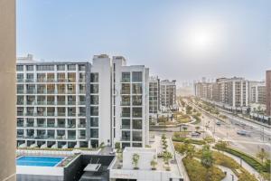 Peaceful 1BR with Community View, Quick Downtown and Golf Club Access, Azizi Riviera 34, Al Merkadh by Deluxe Holiday Homes