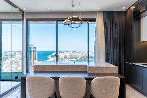 Mercury Tower Skyline Apartment with Pool Access