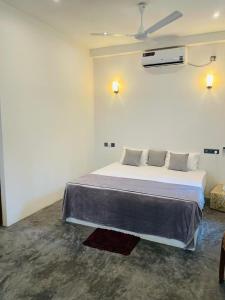 Sea Wawes Hiriketiya