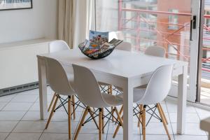 Huswell - Bright beach retreat with balcony