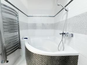 Castle View Retreat Breakfast available nearby