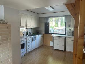 Kodikas rantatalo Oravin kanavan varrella