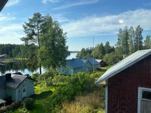 Kodikas rantatalo Oravin kanavan varrella