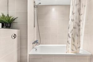 Large Central Manchester Apartment - Sleeps 8