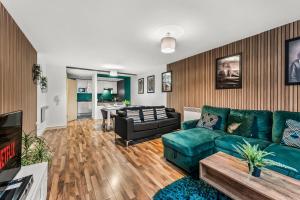 Large Central Manchester Apartment - Sleeps 8