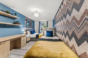 Large Central Manchester Apartment - Sleeps 8