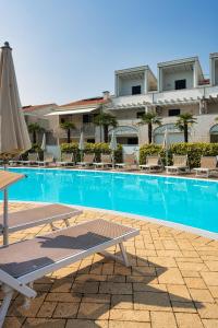 Oasi moderna con piscina a due passi dal mare