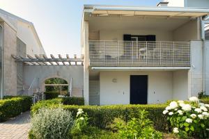 Oasi moderna con piscina a due passi dal mare