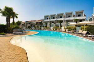 Oasi moderna con piscina a due passi dal mare