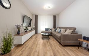 2 Bedroom Beautiful Home In Posedarje 