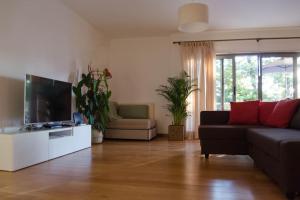 GuestReady - Sleek apt w balcony in Graca