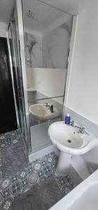 Refurbished 4-Bed Home Near Hospital & Station