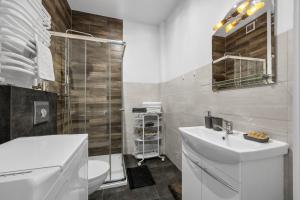 Praga Apt - 45m2, French Balcony - by Rentujemy