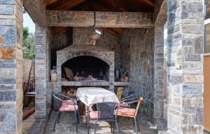 2 Bedroom Gorgeous Apartment In Razanj