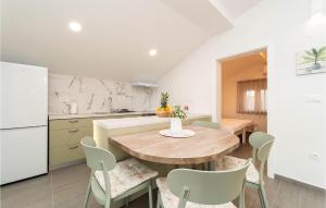 Nice Apartment In Nin With Wifi