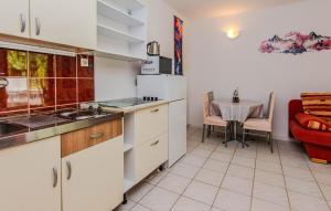 Awesome Apartment In Nin With Wifi