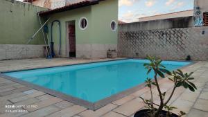 Casa no centro de Araruama com piscina